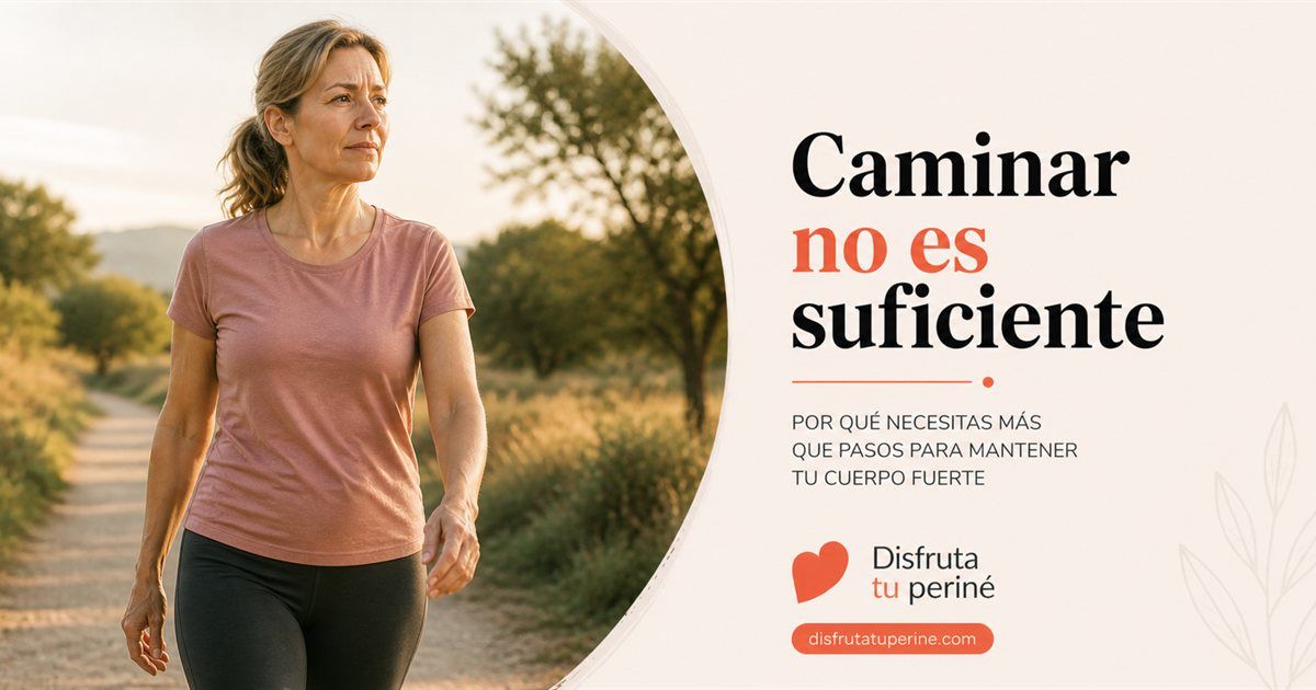 Mujer en menopausia entrenando con pesas porque caminar no es suficiente para mantener la fuerza