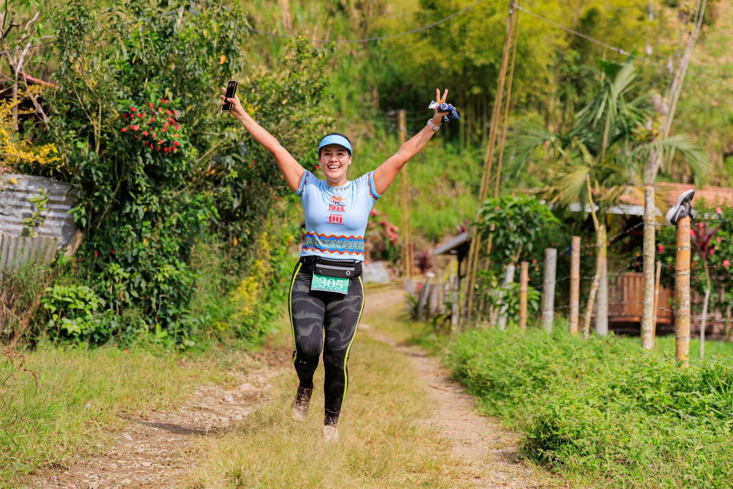 Mujer en menopausia volviendo a correr tras trabajar su suelo pélvico